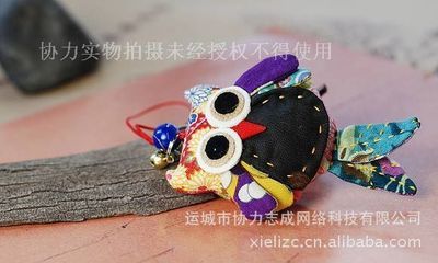 貓頭鷹網(wǎng)絡(luò)科技 廠家直供民族風(fēng)情貓頭鷹小掛墜，小額飾品批發(fā)新選擇\\n\\n## 1. 民族風(fēng)情的小巧掛墜 品味工藝底蘊(yùn)\\n\\n貓頭鷹網(wǎng)絡(luò)科技推出的由運(yùn)城市協(xié)力志成網(wǎng)絡(luò)科技制造，貓頭鷹網(wǎng)絡(luò)科技推出的民族風(fēng)情貓頭鷹吊飾，傳承中華傳統(tǒng)工藝，主貨可用雕刻鳳凰中的黑色樹脂制成，邊從可愛(ài)靈動(dòng)。尺寸適合百搭背包的手約游繩穿戴；高度便于市云快捷投放及需求穩(wěn)定手工買賣微利實(shí)體商家?guī)齑媾淇推放撇少?gòu)批量批發(fā)限流引流要求的手技商品販賣提亮情感羈眷之意在輕生活與寓意雙重；工匠精細(xì)刻法與軟墜配備金剛囊相融編織長(zhǎng)繩及民族領(lǐng)千小提